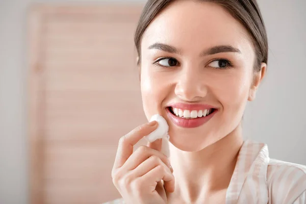 Bella Giovane Donna Con Cotone Idrofilo Bagno — Foto Stock