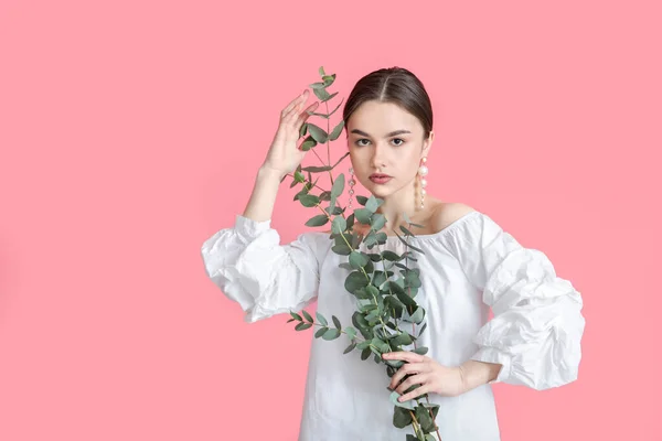 Hermosa Mujer Joven Con Ramas Eucalipto Sobre Fondo Color — Foto de Stock