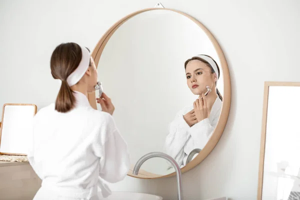 Hermosa Mujer Joven Con Mascarilla Facial Herramienta Masaje Casa — Foto de Stock