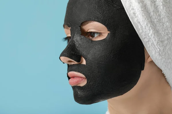 Wanita Muda Cantik Dengan Lembaran Masker Wajah Latar Belakang Warna — Stok Foto
