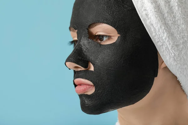 Mooie Jonge Vrouw Met Blad Gezichtsmasker Kleur Achtergrond — Stockfoto