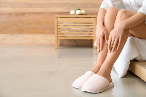 Young Woman Beautiful Legs Bedroom — Stock Photo, Image