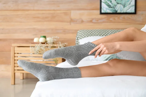 Молода Жінка Красивими Ногами Одягає Шкарпетки Спальню — стокове фото