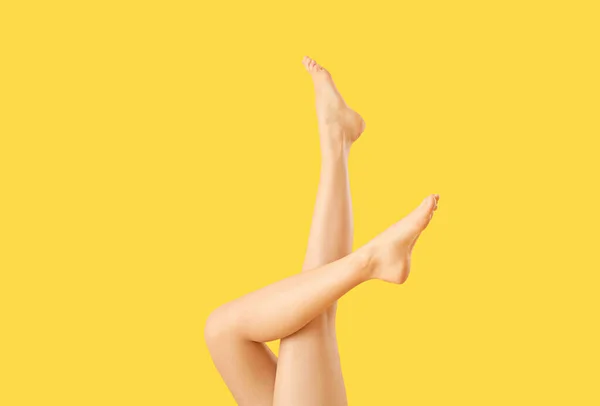 Ноги Красивой Женщины Цветном Фоне — стоковое фото