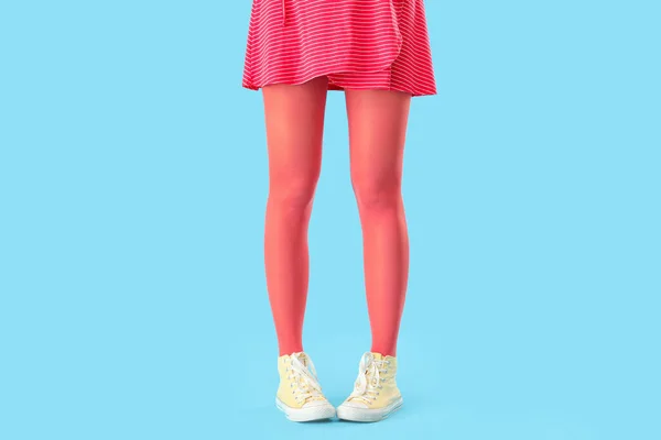 Benen Van Mooie Jonge Vrouw Panty Casual Schoenen Kleur Achtergrond — Stockfoto