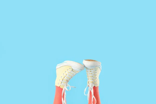 Ноги Красивої Молодої Жінки Колготках Повсякденне Взуття Кольоровому Фоні — стокове фото