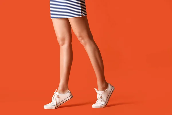 Ноги Красивой Женщины Повседневной Обуви Цветном Фоне — стоковое фото