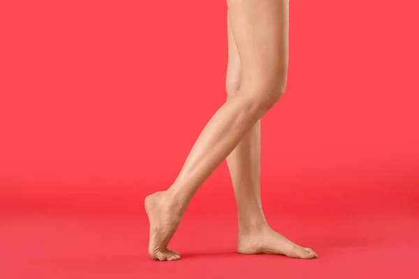 Πόδια Της Όμορφης Γυναίκας Στο Φόντο Χρώμα — Φωτογραφία Αρχείου