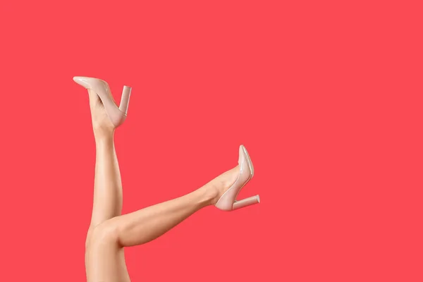 Las Piernas Mujer Hermosa Tacones Altos Sobre Fondo Color — Foto de Stock