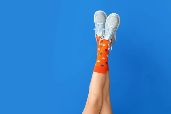 Las Piernas Mujer Hermosa Calcetines Zapatos Casuales Fondo Color —  Fotos de Stock