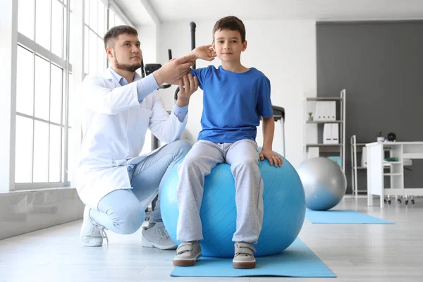 Fisioterapista Che Lavora Con Ragazzo Nel Centro Riabilitazione — Foto Stock