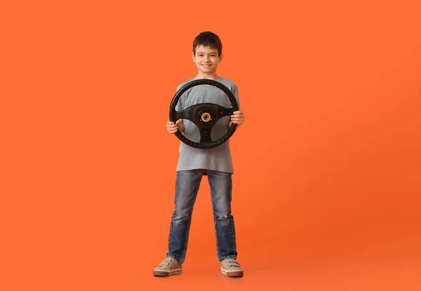 Kleine Jongen Met Stuurwiel Kleur Achtergrond — Stockfoto