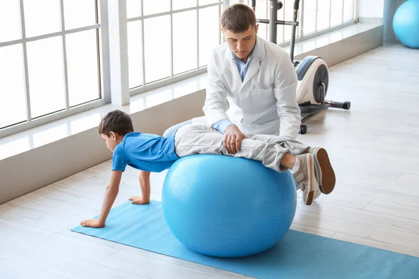 Fisioterapeuta Trabajando Con Niño Centro Rehabilitación —  Fotos de Stock