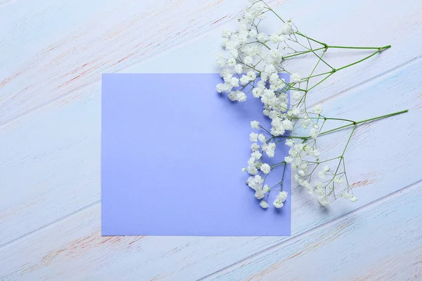 Cartão Branco Com Flores Sobre Fundo Madeira Branco — Fotografia de Stock