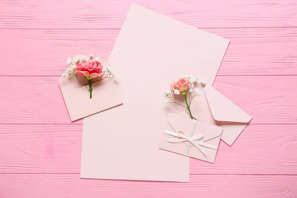 Blank Card Envelopes Flowers Pink Wooden Background — Stock Photo, Image