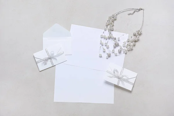Enveloppen Met Blanco Kaarten Ketting Witte Achtergrond — Stockfoto