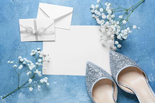 Cartão Branco Com Envelopes Flores Sapatos Sobre Fundo Azul — Fotografia de Stock