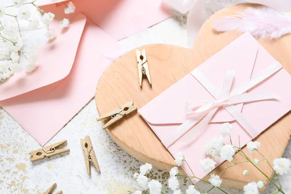 Beyaz arkaplanda çiçekli ve mandallı zarflar