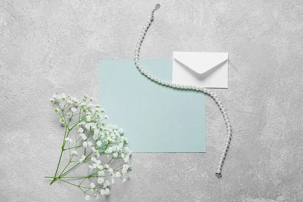 Blank Card Envelope Flowers Necklace Light Background — Stock Photo, Image