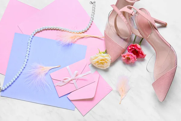 Cartões Com Envelopes Rosas Sapatos Sobre Fundo Branco — Fotografia de Stock