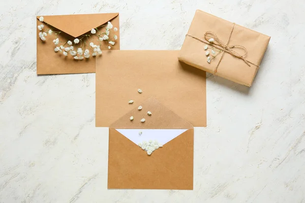 Cartão Branco Com Envelopes Flores Sobre Fundo Branco — Fotografia de Stock