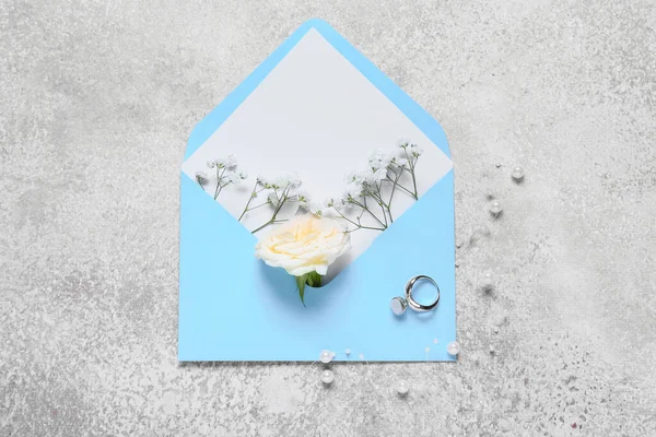 Envelope Com Flores Anel Fundo Claro — Fotografia de Stock