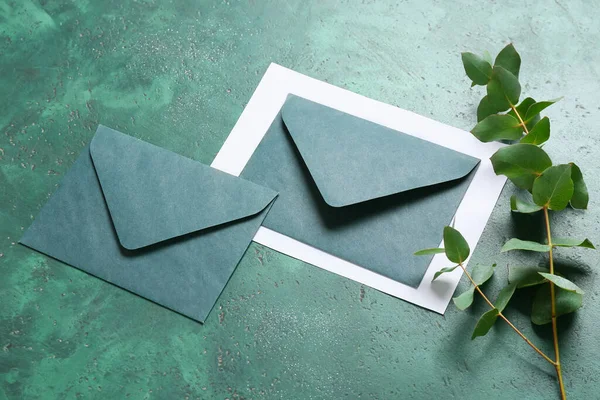 Envelopes Com Ramo Planta Fundo Verde — Fotografia de Stock