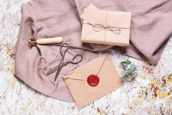 Конверт с коробкой, ножницами и штампом на фоне гранжа