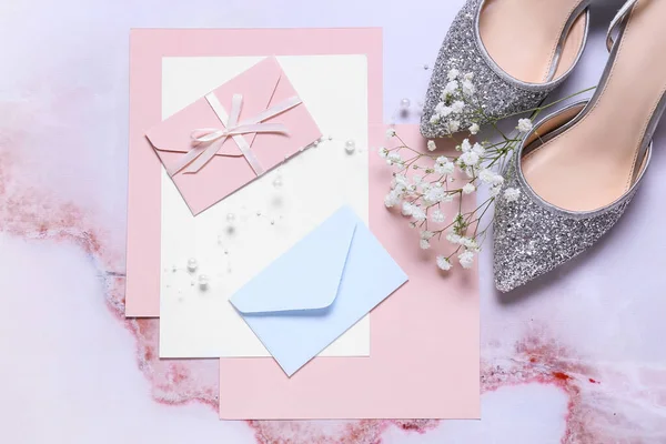 Envelopes Com Cartões Flores Sapatos Fundo Grunge — Fotografia de Stock