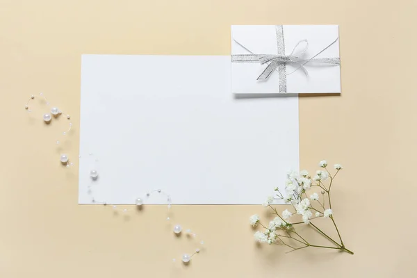 Cartão Branco Com Envelope Flores Fundo Bege — Fotografia de Stock