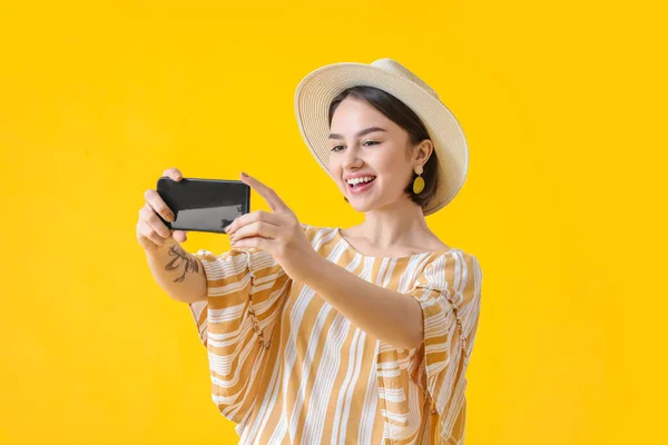 Mooie Vrouw Het Nemen Van Selfie Gele Achtergrond — Stockfoto