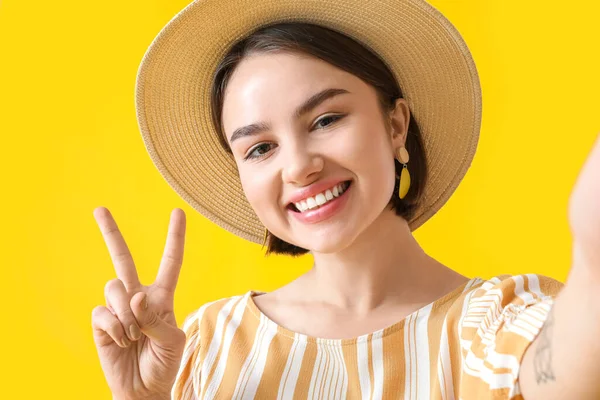 Beautiful Woman Showing Victory Gesture Yellow Background — Stock Photo, Image