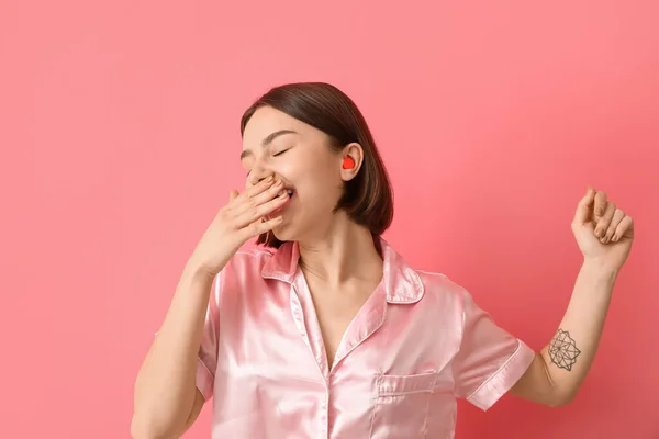 Jovem Sonolenta Com Tampão Ouvido Fundo Rosa — Fotografia de Stock