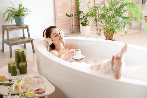 Junge Frau Mit Kopfhörern Und Kaffeetasse Badet Hause — Stockfoto