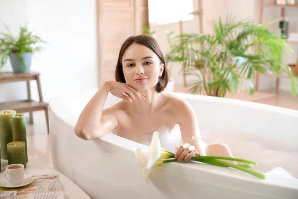 Jovem Com Lírios Calla Tomando Banho Relaxante Casa — Fotografia de Stock
