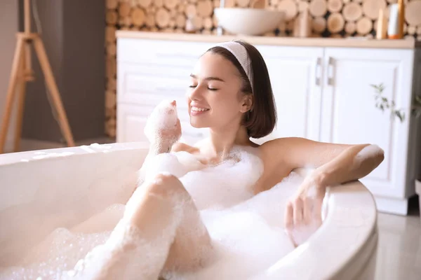 Mujer Joven Tomando Baño Relajante Con Espuma Casa — Foto de Stock
