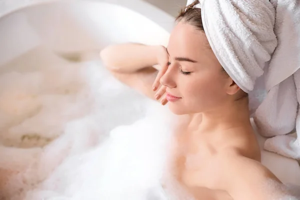 Young Woman Taking Bath Foam Home — Stock Photo, Image