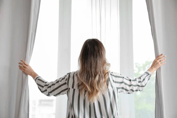 Vrouw Opent Licht Gordijnen Ochtend Thuis — Stockfoto