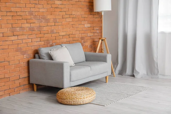 Interieur Des Modernen Zimmers Mit Bequemem Sofa Und Lampe — Stockfoto