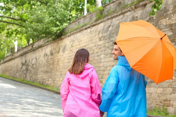 Young Couple Umbrella Walking Outdoors — Stock Photo, Image