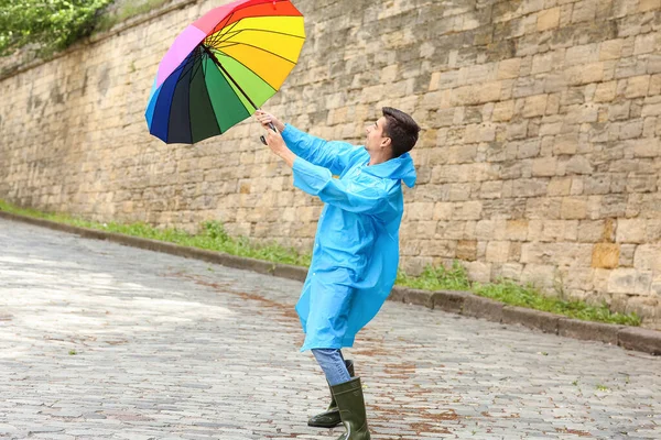 Schöner Junger Mann Mit Regenschirm Bei Windigem Wetter Freien — Stockfoto