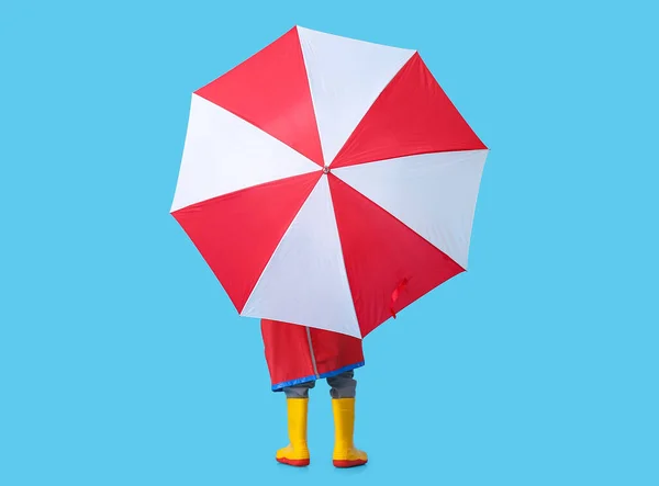 Yağmurluk Giymiş Şirin Bir Çocuk Arka Planda Şemsiyesi Var — Stok fotoğraf