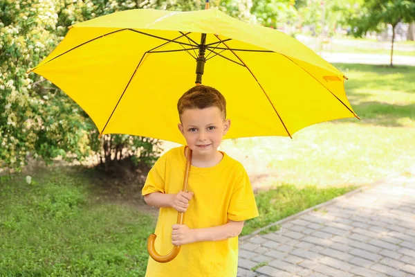 雨の日に傘を屋外でかわいい男の子 — ストック写真