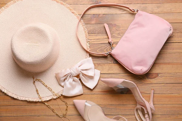 Elegantes Accesorios Femeninos Sobre Fondo Madera —  Fotos de Stock