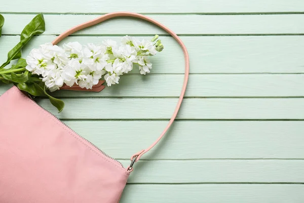 Sac Main Élégant Féminin Belles Fleurs Sur Fond Bois Couleur — Photo