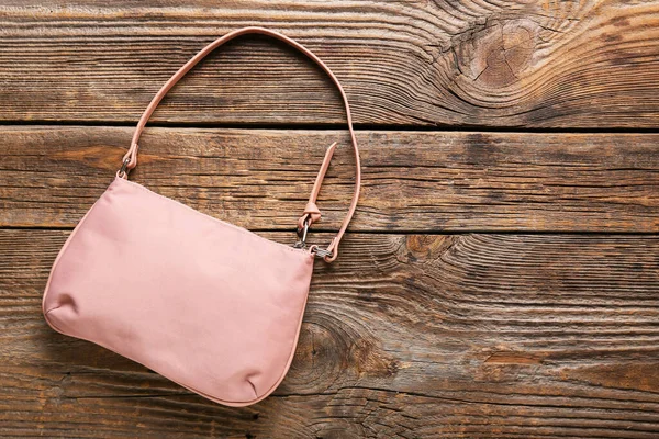 Bolsa Elegante Fundo Madeira — Fotografia de Stock