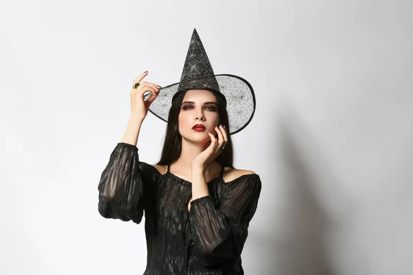 Hermosa Mujer Vestida Bruja Para Fiesta Halloween Sobre Fondo Claro —  Fotos de Stock