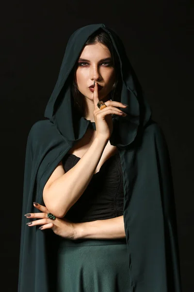 Молодая Ведьма Показывает Молчание Жеста Темном Фоне — стоковое фото