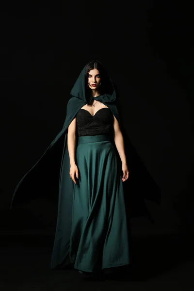 在漆黑的背景下打扮成巫婆的漂亮女人 — 图库照片