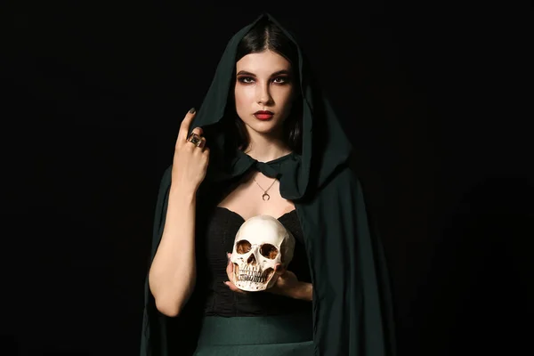 Bruxa Jovem Com Crânio Humano Fundo Escuro — Fotografia de Stock